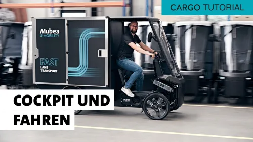 David Feldmann sitzt im fahrenden Cargo